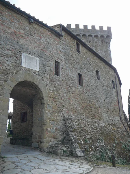 モンテ サヴィーノ イタリアで Gargonza の中世の村 — ストック写真