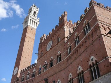 Torre Mangia Siena, İtalya Piazza del Campo meydanında (Mangia kule anlamına gelir)