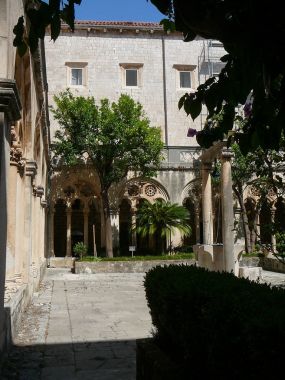 Dubrovnik, Hırvatistan - yaklaşık Temmuz 2017: Eski kentin antik manastır görünümünü