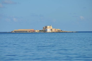 Kumsalda Eagadian Adaları Trapani, İtalya