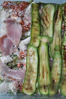 kabak (Cucurbita pepo) aka kabak domates ve peynir ve jambon ile sebze ızgara