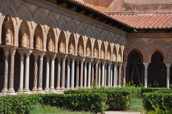 Cathedral cloister in Monreale — Stock Photo, Image