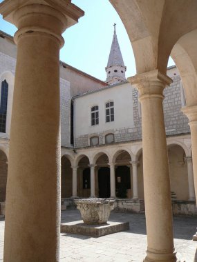 Zadar, Hırvatistan - yaklaşık Temmuz 2017: Kilise cloister görünümünü