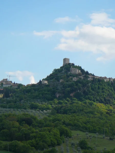 Вид Замок Vignola Гамлет Місто San Куїрико Orcia Італія — стокове фото