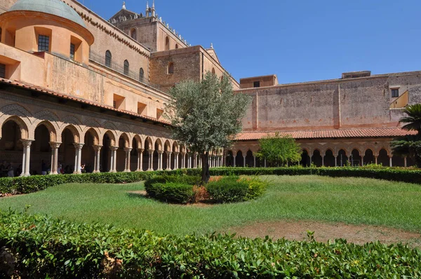 Cathedral cloister in Monreale — Stock Photo, Image