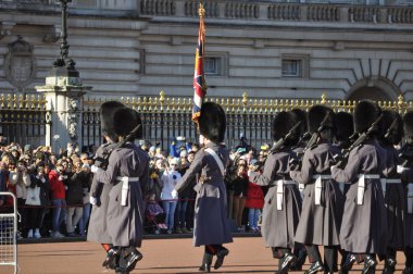 Buckingham Sarayı'ndaki Londra'da görevlisinin değiştirme