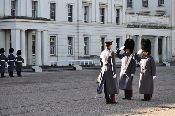 Cambio de guardia en el Palacio de Buckingham en Londres —  Fotos de Stock