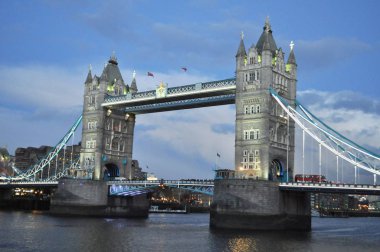 Londra, İngiltere 'de Thames Nehri üzerindeki Tower Bridge.