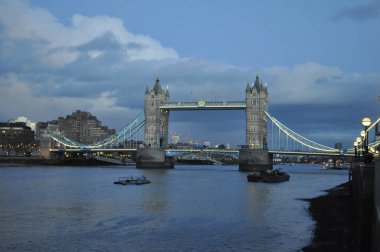 Londra, İngiltere 'de Thames Nehri üzerindeki Tower Bridge.