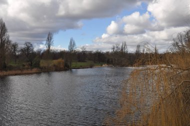 Yılan gibi Göl Nehir Hyde Park Kensington Gardens Londra, İngiltere