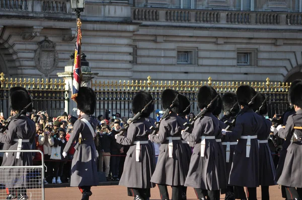 Changing of the Guard at Buckingham Palace in London — Stock Photo, Image