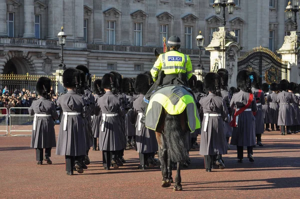 Changing of the Guard at Buckingham Palace in London — Stock Photo, Image