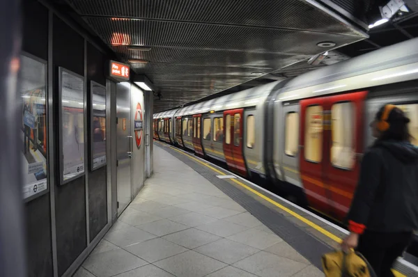 Stanice metra Westminster v Londýně — Stock fotografie
