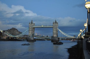 Londra, İngiltere 'de Thames Nehri üzerindeki Tower Bridge.