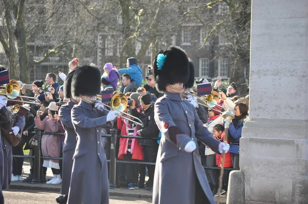 Cambio de guardia en el Palacio de Buckingham en Londres — Foto de Stock