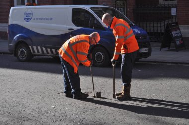 Londra'da Thames suları işçi