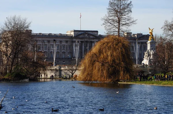 Buckinghamský palác v Londýně — Stock fotografie