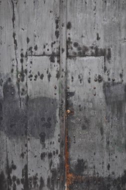 bir duvar içinde eski bir ahşap kapı