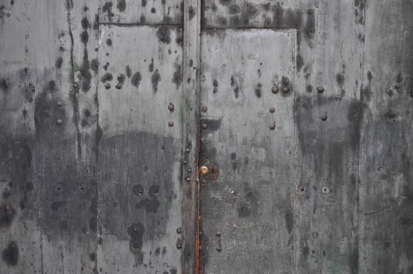 Bir Duvar Içinde Eski Bir Ahşap Kapı — Stok fotoğraf