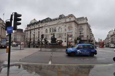 Yaklaşık Şubat 2018 - Londra, İngiltere: Piccadilly Circus Anteros aka Eros heykeli ile