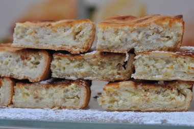 Peynirli ve soğanlı panini.