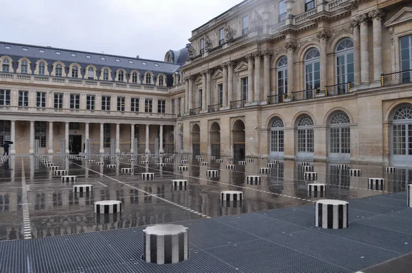 Colonnes de Buren, instalación artística del artista francés Daniel Bure — Foto de Stock