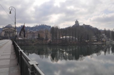 TURIN, ITALY - CIRCA MARCH 2020: Vatandaşların Covid-19 (Coronavirus) enfeksiyonunun yayılmasını önlemek için evlerinde kalmaları emredildikten sonra Torino şehrinde boş sokaklar