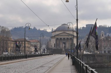 TURIN, ITALY - CIRCA MARCH 2020: Vatandaşların Covid-19 (Coronavirus) enfeksiyonunun yayılmasını önlemek için evlerinde kalmaları emredildikten sonra Torino şehrinde boş sokaklar
