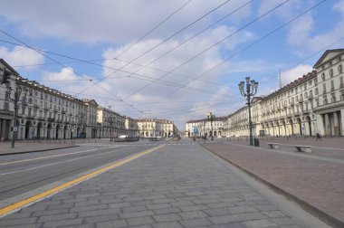 TURIN, ITALY - CIRCA MARCH 2020: Vatandaşların Covid-19 (Coronavirus) enfeksiyonunun yayılmasını önlemek için evlerinde kalmaları emredildikten sonra Torino şehrinde boş sokaklar