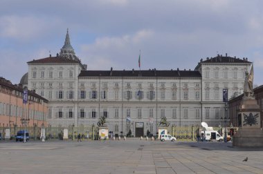 TURIN, ITALY - CIRCA MARCH 2020: Vatandaşların Covid-19 (Coronavirus) enfeksiyonunun yayılmasını önlemek için evlerinde kalmaları emredildikten sonra Torino şehrinde boş sokaklar