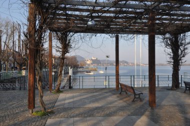 ARONA, İTALYA - CIRCA FEBRUARY 2020: Maggiore Gölü manzarası