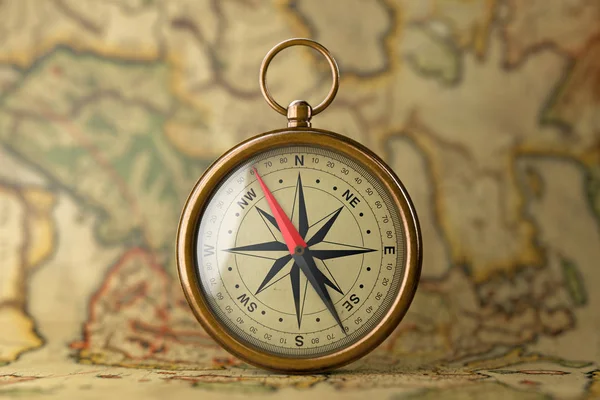 Antique Vintage Brass Compass on a Rare Map. 3d Rendering — Stock Photo, Image