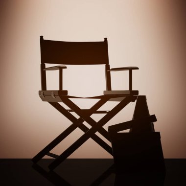 Yönetmen koltuğu, film Clapper ve megafon aydınlatmalı üzerinde 