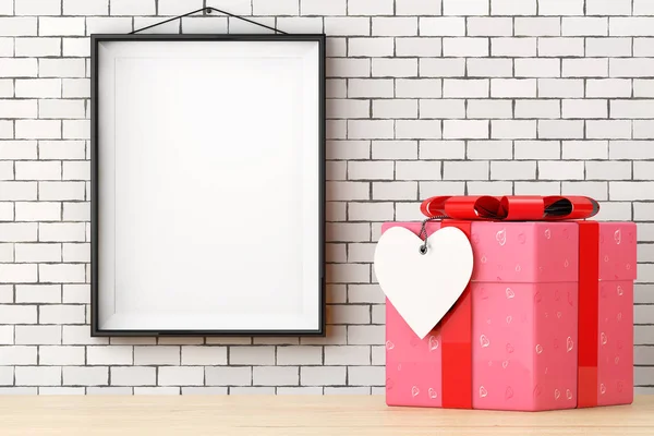 Adornado con corazones caja de regalo de papel con etiqueta de corazón delante de Bri —  Fotos de Stock