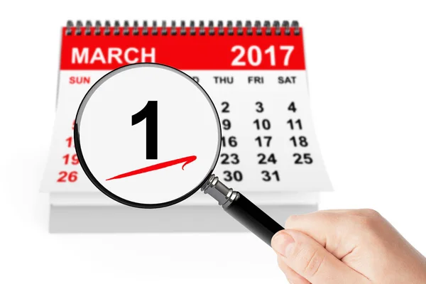 Konzept des ersten Frühlingstages. 1 Märzkalender mit Lupe — Stockfoto