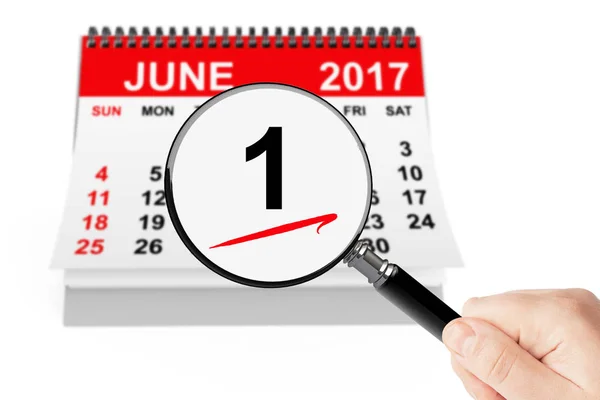 Letní koncept. 1. června 2017 kalendář s lupou — Stock fotografie