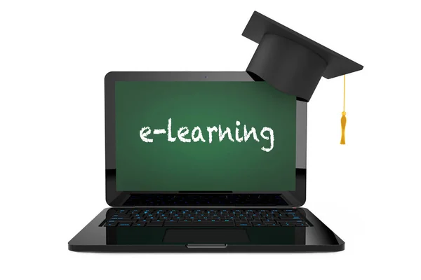 Online utbildning koncept. Avläggande av examen hatt över Laptop med m — Stockfoto