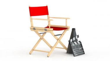 Sinema endüstrisi kavramı. Kırmızı yönetmen koltuğu, film Clapper ve megafon