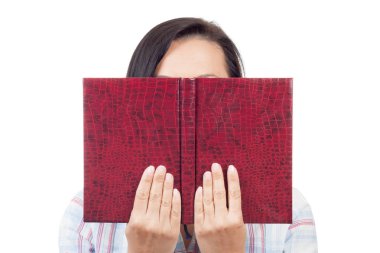 Güzel genç bir kadın kitap okuyor.