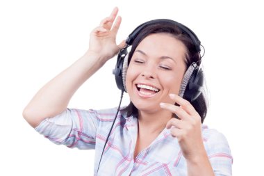 Mutlu gülümseyen güzel genç kadın müzik dinlemek Headpho ile