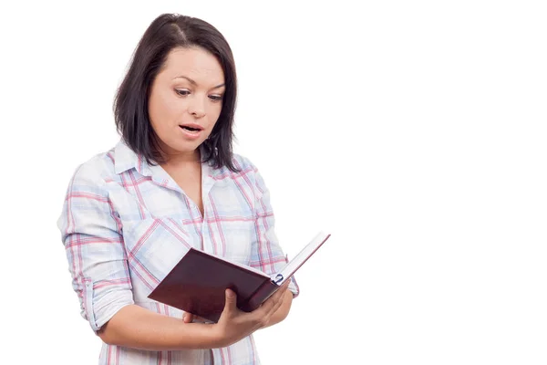 Sorpresa Bella Giovane Donna Leggere un Libro — Foto Stock