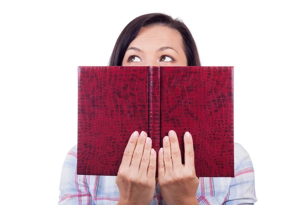 Bella giovane donna che legge un libro e nasconde il suo volto — Foto Stock