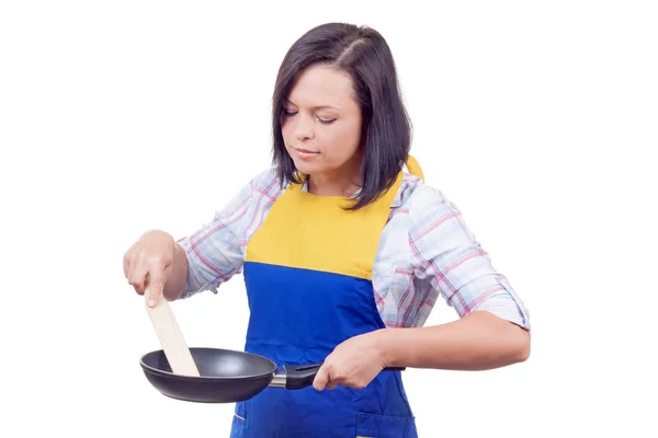 Hermosa mujer joven cocinando comida con sartén —  Fotos de Stock