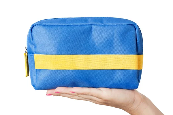 Bolso cosmético azul en manos de mujer . — Foto de Stock