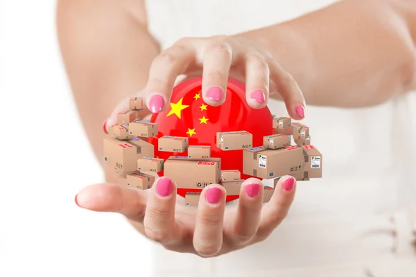 Esfera protectora de dos manos de mujer con bandera china rodeada de — Foto de Stock