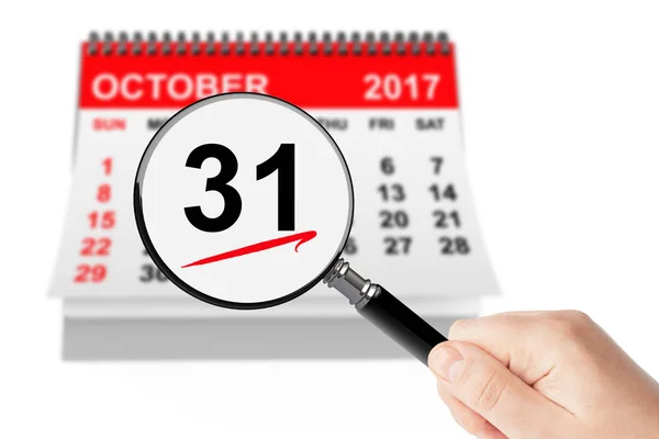 All Saints Day Concept. 31 ottobre 2017 calendario con lente di ingrandimento — Foto Stock