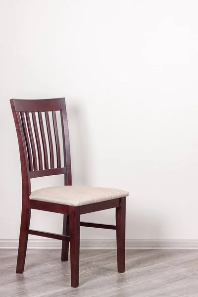 Dřevěná židle s čalouněním proti bílé zdi se Copyspace fo — Stock fotografie