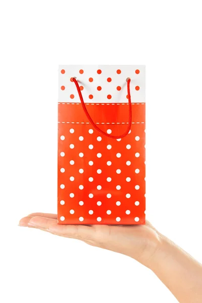 Bolso de regalo rojo de mano de mujer con regalo — Foto de Stock