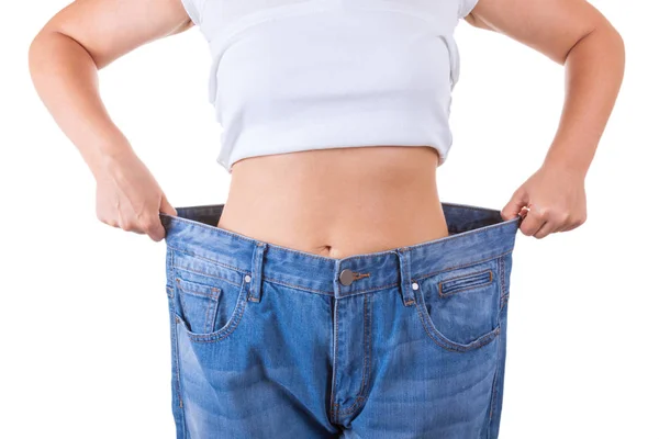다이어트 개념입니다. 성공적인 체중을 보여주는 큰 청바지 슬림 여성 — 스톡 사진