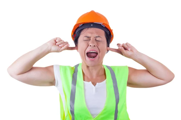 Schreiende attraktive Arbeiterin in Sicherheitsjacke und gelbem Hemd — Stockfoto